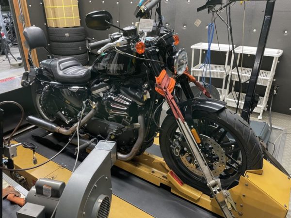 【2017年XL1200CX ロードスターのチューニング】メーカー不明 ヘビーブリーザーエアクリーナー、バッサーニ  3インチシリーズスリップオンマフラー！【2012年FXS ブラックラインのチューニング】スクリーミンイーグル ステージ１エアクリーナー、モーターステージ ブラス７６テーパースラッシュ！